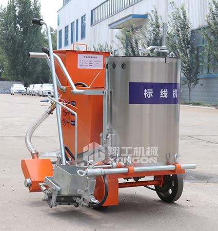 熱熔劃線一體機道路劃線施工中